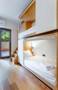 第比利斯The Tbilisi Pod的一间卧室配有带木制架子的双层床