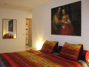 阿姆斯特丹Prinsenstede Lodging Amsterdam的一间卧室配有一张壁画床