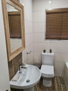 内尔斯普雷特Villa Casa Lifestyle的白色的浴室设有卫生间和水槽。