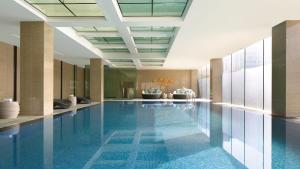 昆明昆明中心假日酒店的酒店大堂的大型游泳池