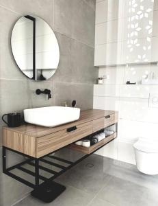 凯撒利亚Danielle boutique suite的一间带水槽和镜子的浴室