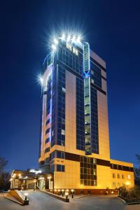 秋明列梅佐夫酒店的一座高大的建筑,上面有灯