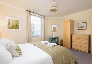 爱丁堡老城区城堡套房3号公寓的卧室配有白色的床和窗户。