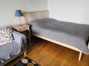 拉彭兰塔Apartment with sauna near the Saimaa lake的一间卧室配有两张床和一个带灯的床头柜