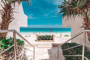 Villas Marlin 108, a pie de playa, albercas, jacuzi, ubicacion inmejorable的阳台或露台