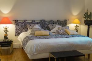埃佩尔奈La Villa by Michel Gonet的一间卧室配有一张大床和枕头