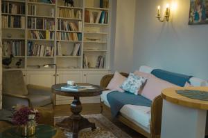 埃佩尔奈La Villa by Michel Gonet的客厅配有沙发和桌子