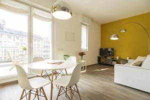 米兰Contempora Apartments - Cavallotti 13 - A63的客厅配有桌椅和沙发