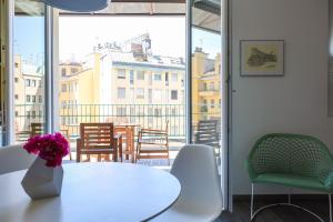米兰Contempora Apartments - Cavallotti 13 - A63的客房设有桌椅和窗户。