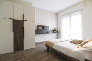 米兰Contempora Apartments - Cavallotti 13 - A63的白色的卧室设有床和窗户