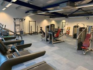 PidleyLakeside Lodge的一间健身房,里面配有跑步机和机器