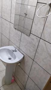 隆德里纳格瑞斯酒店的浴室配有白色水槽和瓷砖墙壁。