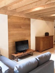 GiziaLes Billardes - le gite - Jura的带沙发和平面电视的客厅