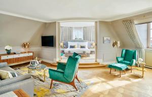 慕尼黑Mandarin Oriental, Munich - Germany's Best City Hotel 2024的客厅配有床和沙发