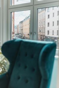 因斯布鲁克Center-Apartment - Große Wohnung im Stadtzentrum in perfekter Lage的享有城市美景的窗户前的椅子