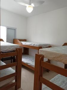 大普拉亚AP 71 COSTA VERDE PRAIA GRANDE的客房设有三张双层床和天花板。