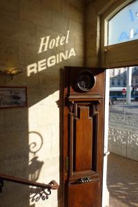 波尔多Citotel Le Regina Bordeaux Gare Saint-Jean的大楼一侧的酒店区域标志