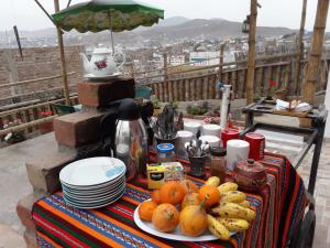 普库萨纳Cruz del Sur的阳台上的一张桌子上放着一盘水果