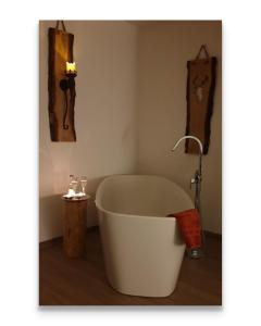 阿尔特瑙Harz Zeit的带浴缸的浴室和水槽