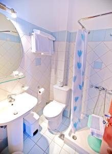 蒂洛斯Hotel Blue Sea的浴室配有卫生间、盥洗盆和淋浴。