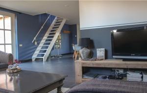 StevensbeekKoksenCo的一间配有平面电视的客厅和楼梯