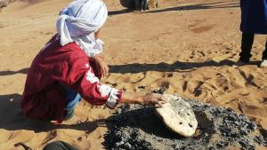 瓦尔扎扎特达尔法哈娜住宿加早餐旅馆的沙漠中的女人在玩