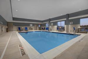布鲁克菲尔德Holiday Inn Express & Suites - Milwaukee - Brookfield, an IHG Hotel的蓝色海水大型游泳池