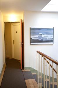巴黎纳道酒店的走廊上设有楼梯,墙上挂着一幅画