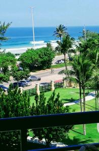 里约热内卢Marbella Apart Hotel的从度假村的阳台上可欣赏到海滩景色
