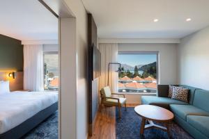 皇后镇Holiday Inn Express & Suites Queenstown, an IHG Hotel的酒店客房,配有床和沙发