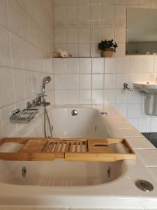 埃赫特Blief bie de Mam的浴室设有浴缸和水龙头