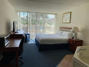 Miami Gardens Inn & Suites客房内的一张或多张床位