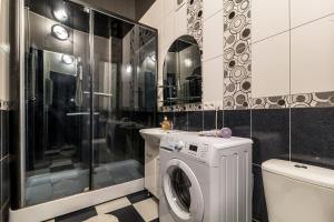 第聂伯罗Apartments for your happiness的一间带洗衣机和卫生间的浴室