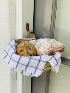 索诺玛小屋宾馆及Spa的窗户上放着一篮面包和糕点