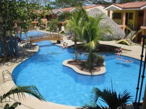 CocoMarindo内部或周边的泳池