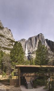 优胜美地村Yosemite Valley Lodge的瀑布前的一座带楼梯的建筑
