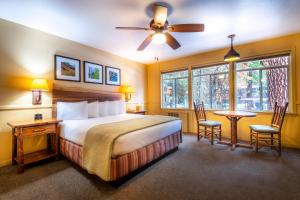 优胜美地村Yosemite Valley Lodge的酒店客房带一张床、一张桌子和椅子