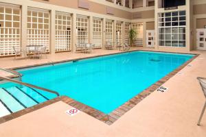 Quality Inn & Suites内部或周边的泳池