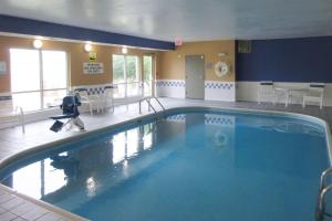 费尔伯恩Clarion Inn near Wright Patterson - Dayton的在酒店房间的一个大型游泳池