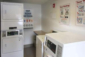 华盛顿Rodeway Inn的洗衣房配有洗衣机和烘干机