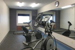CaldwellQuality Inn & Suites的健身房设有两台跑步机和镜子