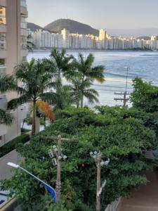 瓜鲁雅Neto & Costa的从大楼的阳台上可欣赏到海景