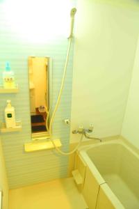 东京上野之家Vip家庭房的带浴缸和镜子的淋浴的浴室