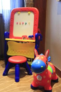 哈尔滨哈尔滨索菲特大酒店的玩具桌子和椅子,标牌上写着幸福