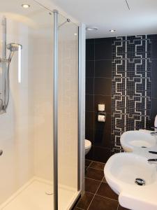 马斯特里赫特杜卡斯克阿姆拉斯酒店酒店的带淋浴、卫生间和盥洗盆的浴室