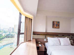 香港九龙彩鸿酒店的酒店客房设有两张床和大窗户。
