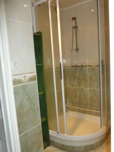 埃希罗莱L'auberge des travailleurs的浴室里设有玻璃门淋浴