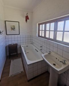 德尔斯特鲁姆Critchley Hackle Dullstroom Leisure的浴室配有两个盥洗盆和浴缸。
