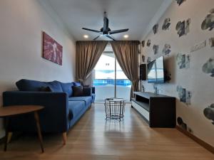 马六甲Thermospace The Wave B-13A-13 Melaka City的客厅配有蓝色的沙发和吊扇