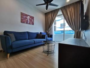 马六甲Thermospace The Wave B-13A-13 Melaka City的客厅配有蓝色的沙发和吊扇